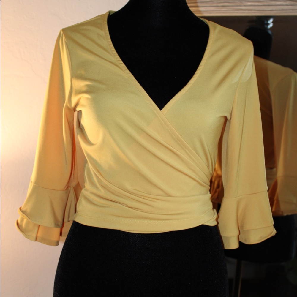 Beautiful wrap around top. Size M